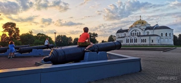 Читатель: Вечерняя Брестская крепость и Западный Буг
Читатель: Вечерняя Брестская крепость и Западный Буг