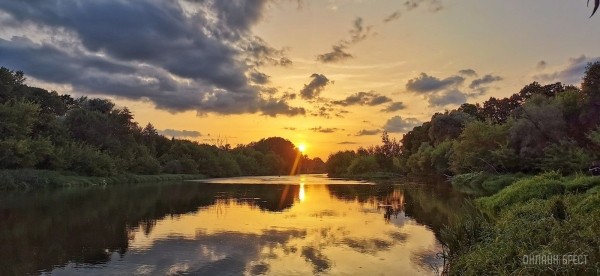 Читатель: Вечерняя Брестская крепость и Западный Буг
Читатель: Вечерняя Брестская крепость и Западный Буг
