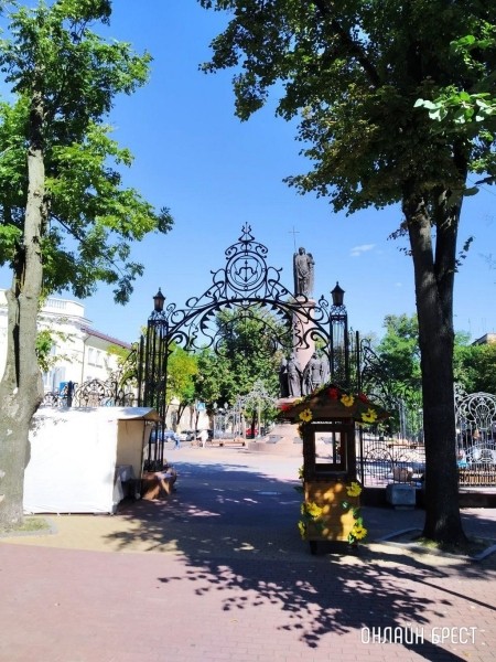 Читательница: Я пришла сфотографировать памятник, но из-за палатки не видно кованной арки
Читательница: Я пришла сфотографировать памятник, но из-за палатки не видно кованной арки