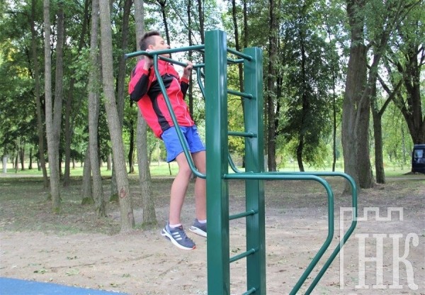 В Каменце открыли площадку с уличными тренажерами В Каменце открыли площадку с уличными тренажерами