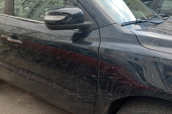 На дорогах Бреста: из-за обгона по обочине машина оказалась в грязи и получила скол стекла