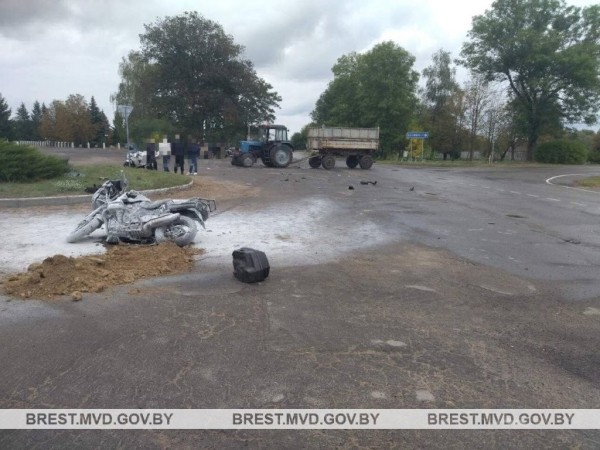 В Дрогичинском районе мотоциклист «встретился» с трактором, а велосипедист с ВАЗом. В Столинском районе грузовик столкнулся с легковушкой В Дрогичинском районе мотоциклист «встретился» с трактором, а велосипедист с ВАЗом. В Столинском районе грузовик столкнулся с легковушкой