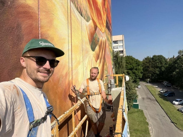 Мурал на одном из домов в Гродно создали художники из Брестской области Мурал на одном из домов в Гродно создали художники из Брестской области