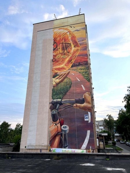 Мурал на одном из домов в Гродно создали художники из Брестской области Мурал на одном из домов в Гродно создали художники из Брестской области