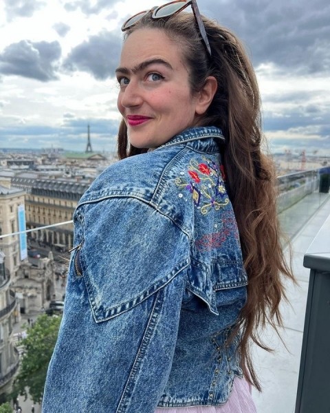 7 фото учительницы, которая отказывается сбривать волосы на лице