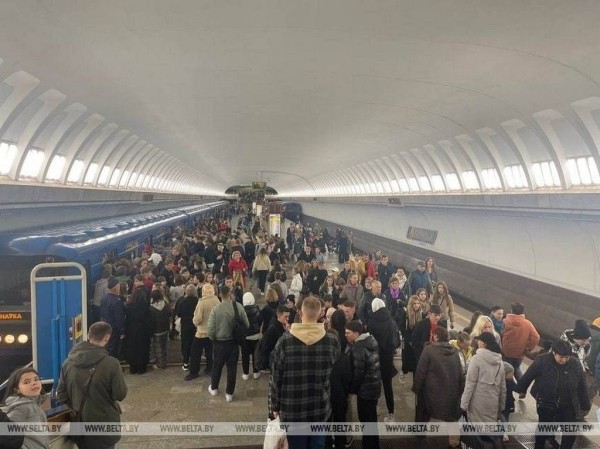 В Минске в Dana Mall экстренно остановился лифт. Медики оказывают помощь пострадавшим В Минске в Dana Mall экстренно остановился лифт. Медики оказывают помощь пострадавшим