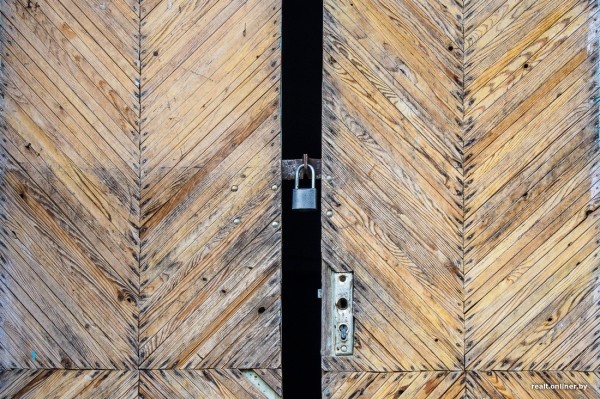 «На реставрацию нужно $800 000». Как простые белорусы спасают разрушающийся дворец в Брестской области