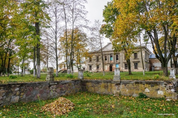 «На реставрацию нужно $800 000». Как простые белорусы спасают разрушающийся дворец в Брестской области