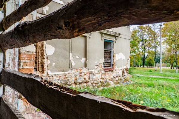 «На реставрацию нужно $800 000». Как простые белорусы спасают разрушающийся дворец в Брестской области