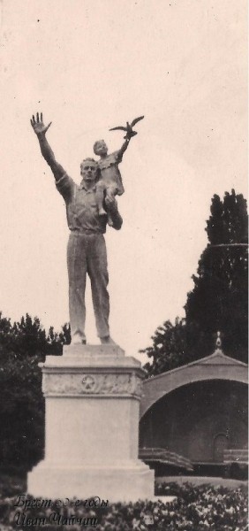 
                Когда-то в Бресте был памятник отцу
            