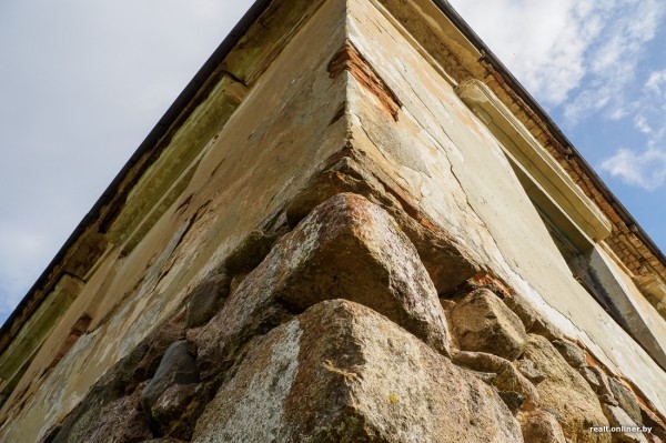 «На реставрацию нужно $800 000». Как простые белорусы спасают разрушающийся дворец в Брестской области