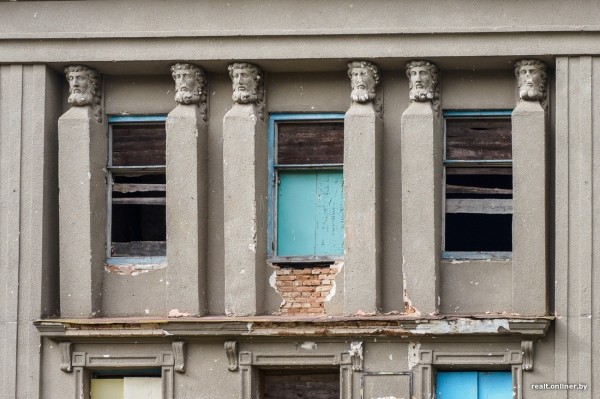 «На реставрацию нужно $800 000». Как простые белорусы спасают разрушающийся дворец в Брестской области