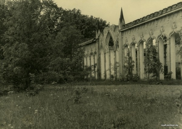 «На реставрацию нужно $800 000». Как простые белорусы спасают разрушающийся дворец в Брестской области