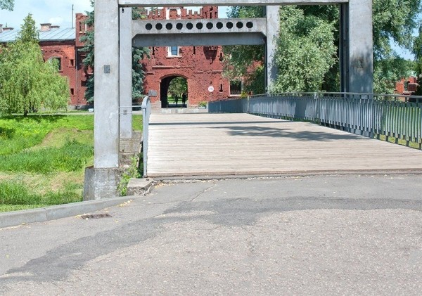 
                Брестская крепость, вид на Холмские ворота
            