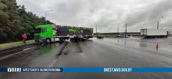 В Бресте Mazda въехала под фуру. Кто виноват? В Бресте Mazda въехала под фуру. Кто виноват?