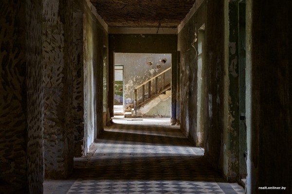 «На реставрацию нужно $800 000». Как простые белорусы спасают разрушающийся дворец в Брестской области