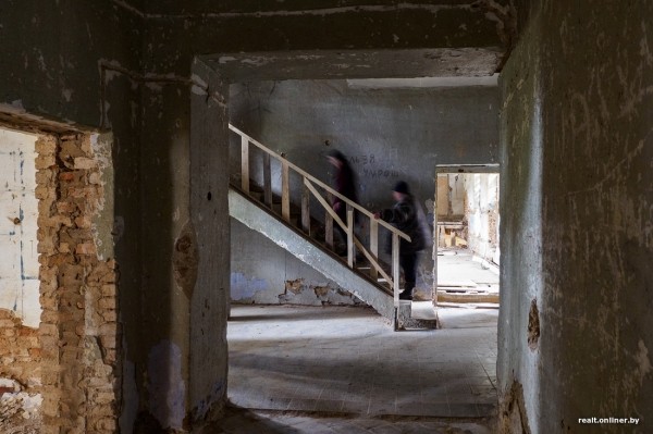 «На реставрацию нужно $800 000». Как простые белорусы спасают разрушающийся дворец в Брестской области