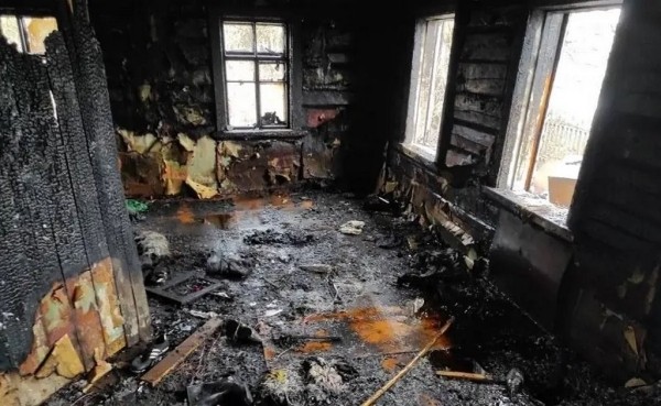 В Беларуси мужчина закрыл двух своих братьев в доме и поджег его В Беларуси мужчина закрыл двух своих братьев в доме и поджег его