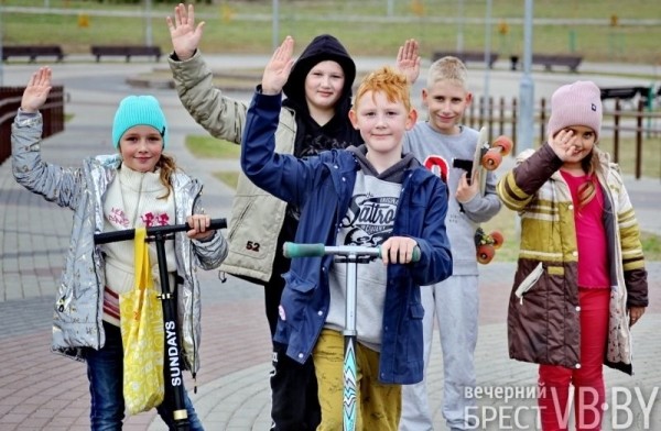 В Бресте парк 1000-летия залит осенними красками. Фоторепортаж