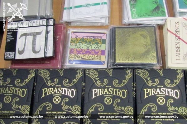 Таможенники нашли у водителя автобуса струны на сумму 50 тысяч рублей Таможенники нашли у водителя автобуса струны на сумму 50 тысяч рублей