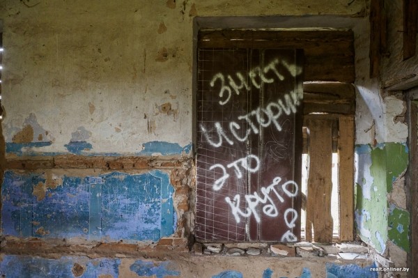 «На реставрацию нужно $800 000». Как простые белорусы спасают разрушающийся дворец в Брестской области