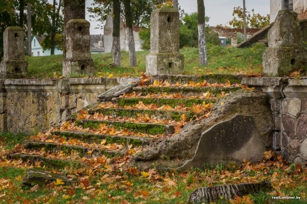 «На реставрацию нужно $800 000». Как простые белорусы спасают разрушающийся дворец в Брестской области