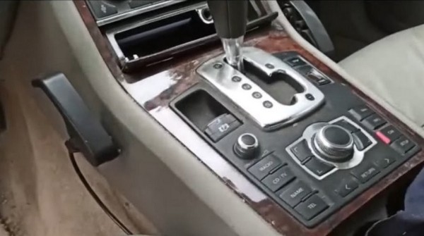 Контрабандисты сделали в Audi тайник, откуда высыпаются шипы на случай погони Контрабандисты сделали в Audi тайник, откуда высыпаются шипы на случай погони