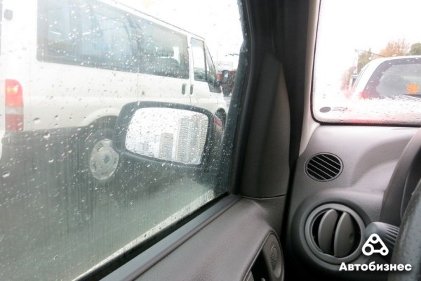 Из-за чего потеют стекла, как их быстро очистить и можно ли решить проблему принципиально Из-за чего потеют стекла, как их быстро очистить и можно ли решить проблему принципиально