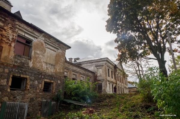 «На реставрацию нужно $800 000». Как простые белорусы спасают разрушающийся дворец в Брестской области