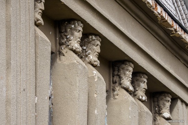 «На реставрацию нужно $800 000». Как простые белорусы спасают разрушающийся дворец в Брестской области