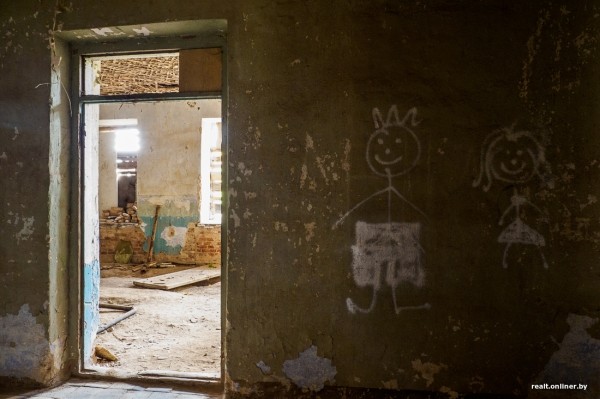 «На реставрацию нужно $800 000». Как простые белорусы спасают разрушающийся дворец в Брестской области