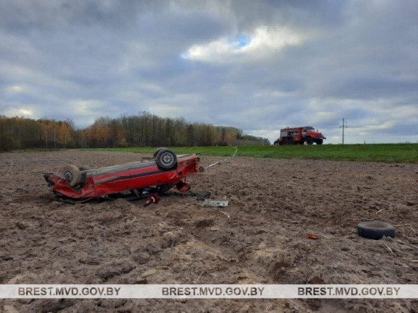 В Брестской области автомобиль вылетел на поле и перевернулся