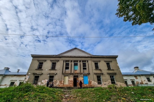 «На реставрацию нужно $800 000». Как простые белорусы спасают разрушающийся дворец в Брестской области