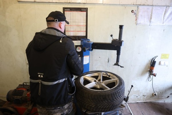 «А колеса не отвалятся?» Задаем глупые вопросы шиномонтажнику «А колеса не отвалятся?» Задаем глупые вопросы шиномонтажнику