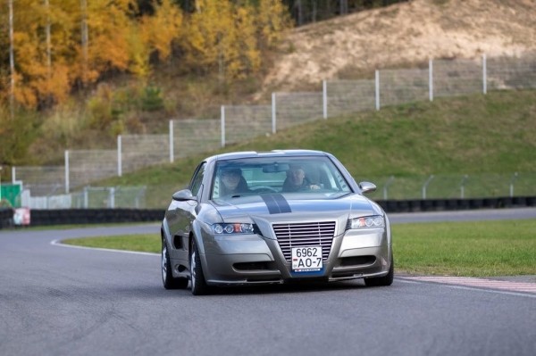 В Беларуси заметили уникальный автомобиль. Как оказалось, он самодельный