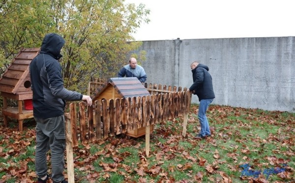 В Барановичах установили первые домики для бездомных котов В Барановичах установили первые домики для бездомных котов