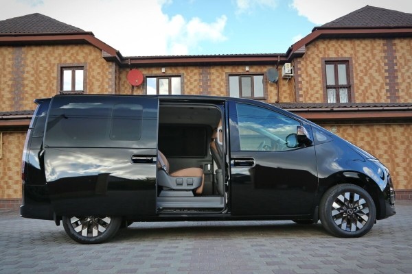 «Растаможка – 25 000 евро!» Белорус привез дизельный Hyundai Staria. Что за он?