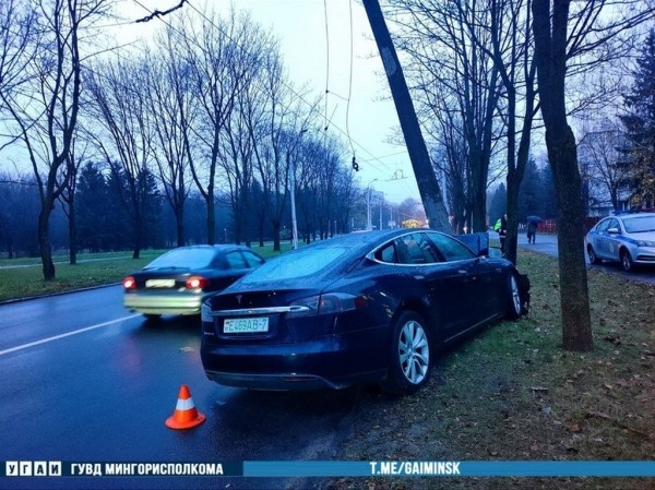 В Беларуси Tesla влетела в столб В Беларуси Tesla влетела в столб