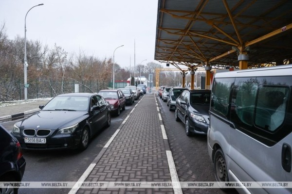 «Мы в очереди не стоим, мы в ней живем». Дальнобойщики о ситуации в пункте пропуска под Брестом «Мы в очереди не стоим, мы в ней живем». Дальнобойщики о ситуации в пункте пропуска под Брестом