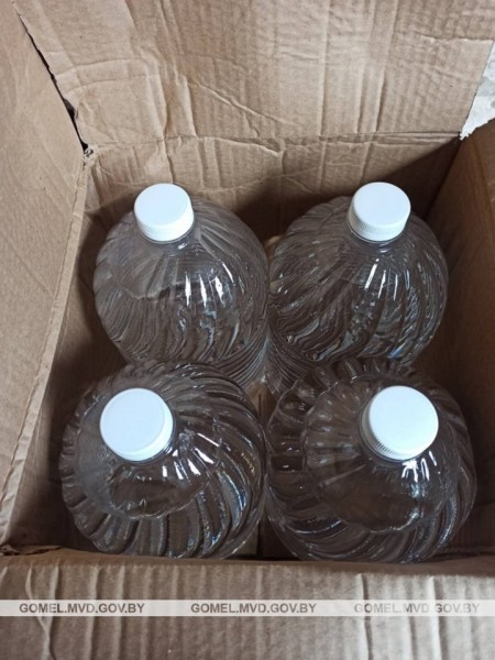 Жительница Беларуси занималась незаконной перевозкой спиртосодержащей жидкости – изъято 400 литров контрафакта