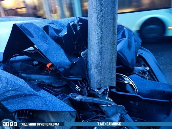 В Беларуси Tesla влетела в столб В Беларуси Tesla влетела в столб