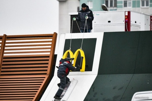 Прощаемся с McDonald's. В Беларуси на зданиях ресторанов быстрого питания начали демонтировать вывески Прощаемся с McDonald's. В Беларуси на зданиях ресторанов быстрого питания начали демонтировать вывески