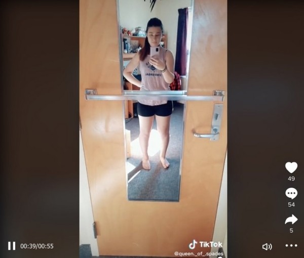 Эти девушки получили выговор из-за отвлекающей одежды. А вы что думаете? Эти девушки получили выговор из-за отвлекающей одежды. А вы что думаете?