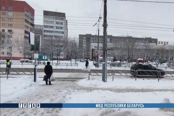 Момент наезда на двух пешеходов попал на видео