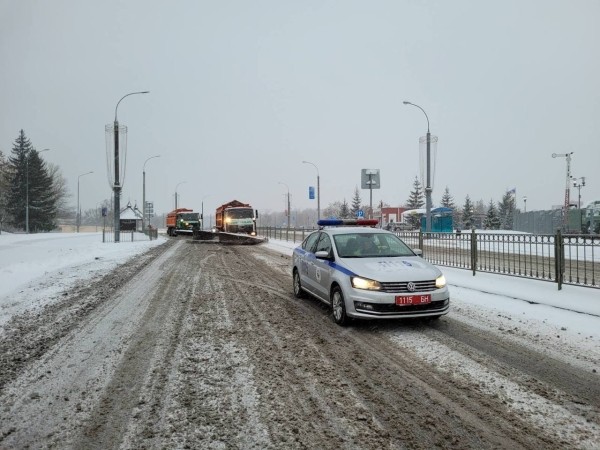 МВД: водителям запрещается опережать снегоуборочную технику МВД: водителям запрещается опережать снегоуборочную технику