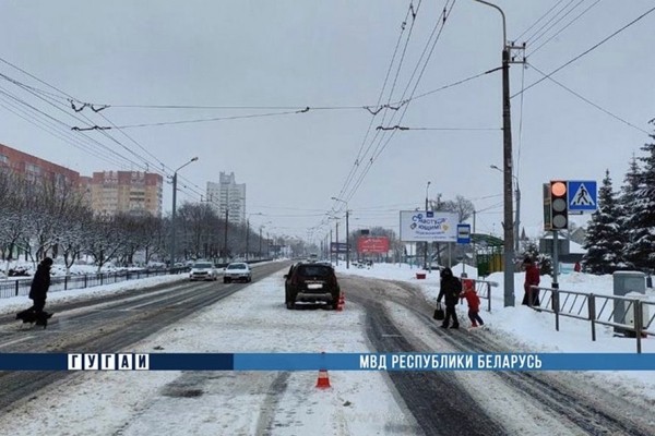 Момент наезда на двух пешеходов попал на видео