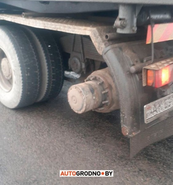 У грузовика отвалилось колесо и попало во встречку. Посмотрите, что случилось с легковушкой