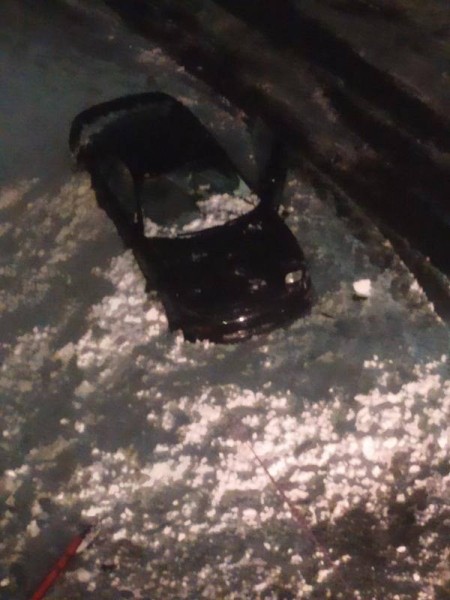 Снег с крыши дома упал на ехавшую легковушку — пробито лобовое стекло Снег с крыши дома упал на ехавшую легковушку — пробито лобовое стекло