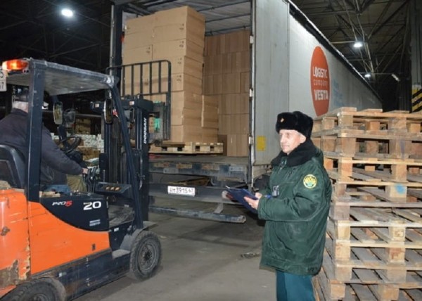 В России таможенники остановили фуру из Беларуси, но водитель сразу сбежал. Причина – миллион пачек безакцизных сигарет В России таможенники остановили фуру из Беларуси, но водитель сразу сбежал. Причина – миллион пачек безакцизных сигарет