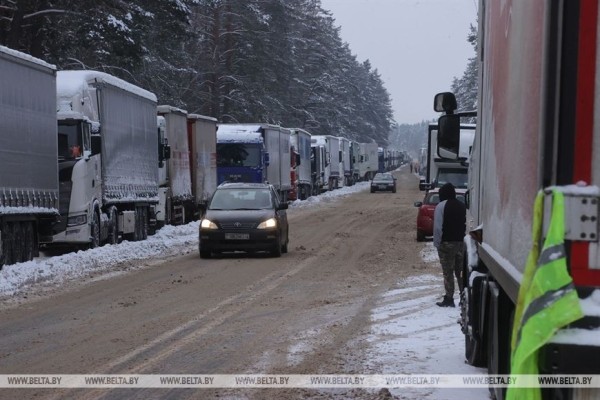Мобильный пункт обогрева для стоящих в очереди дальнобойщиков установили в пункте пропуска «Привалка» Мобильный пункт обогрева для стоящих в очереди дальнобойщиков установили в пункте пропуска «Привалка»